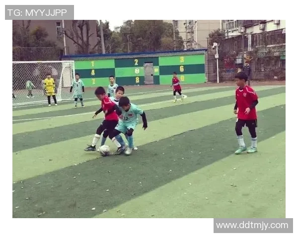 在绿茵场上挥洒汗水与激情的足球梦与友谊的碰撞